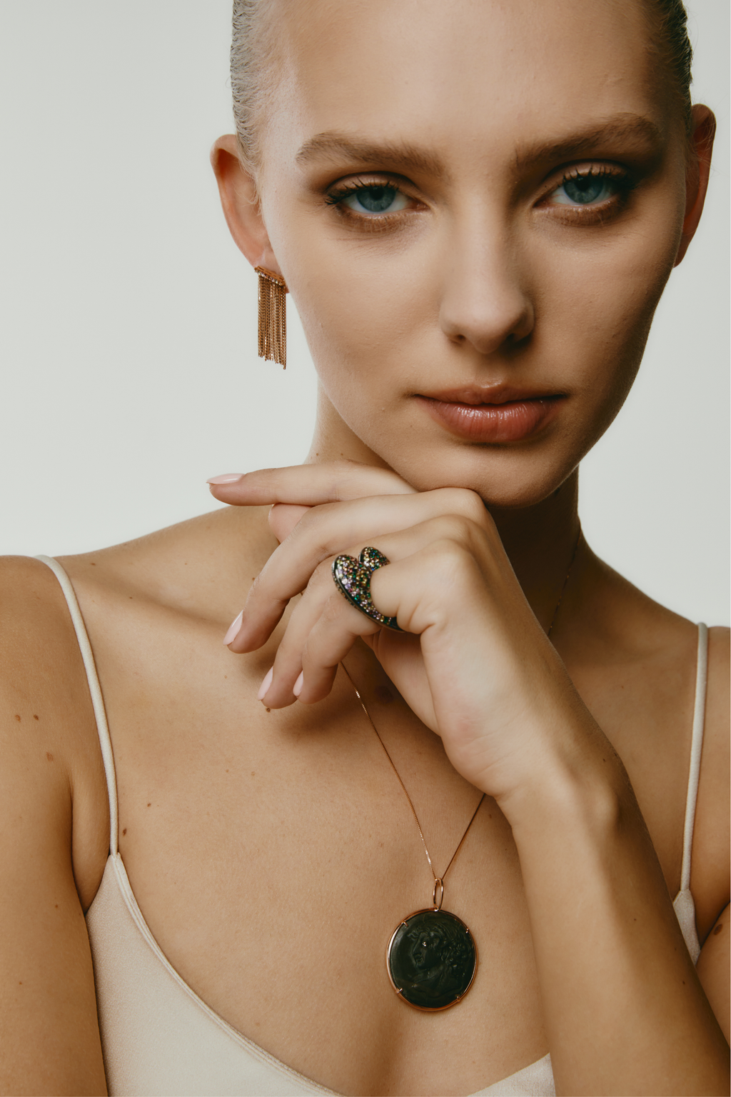 Anello Cuore Sbagliato con pavé di Zaffiri Colorati