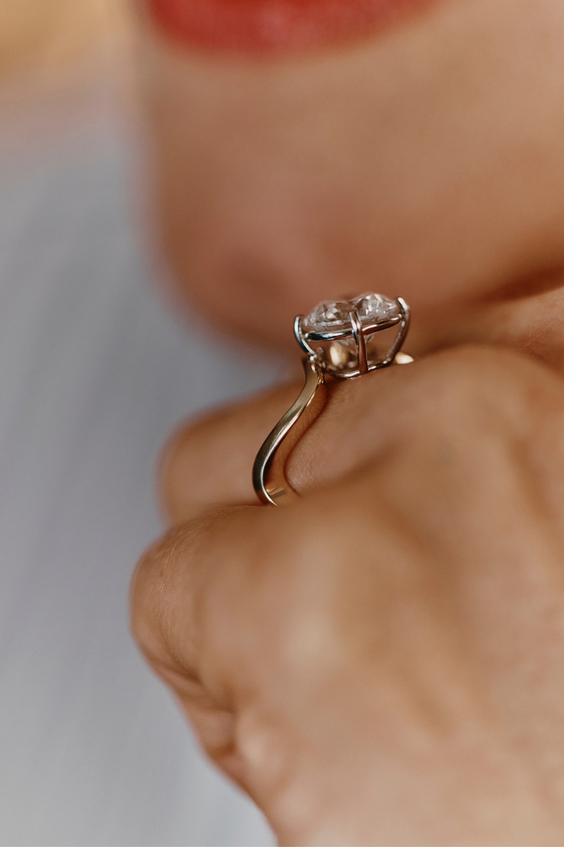 Anello Onda in Oro Giallo con Diamante Solitario