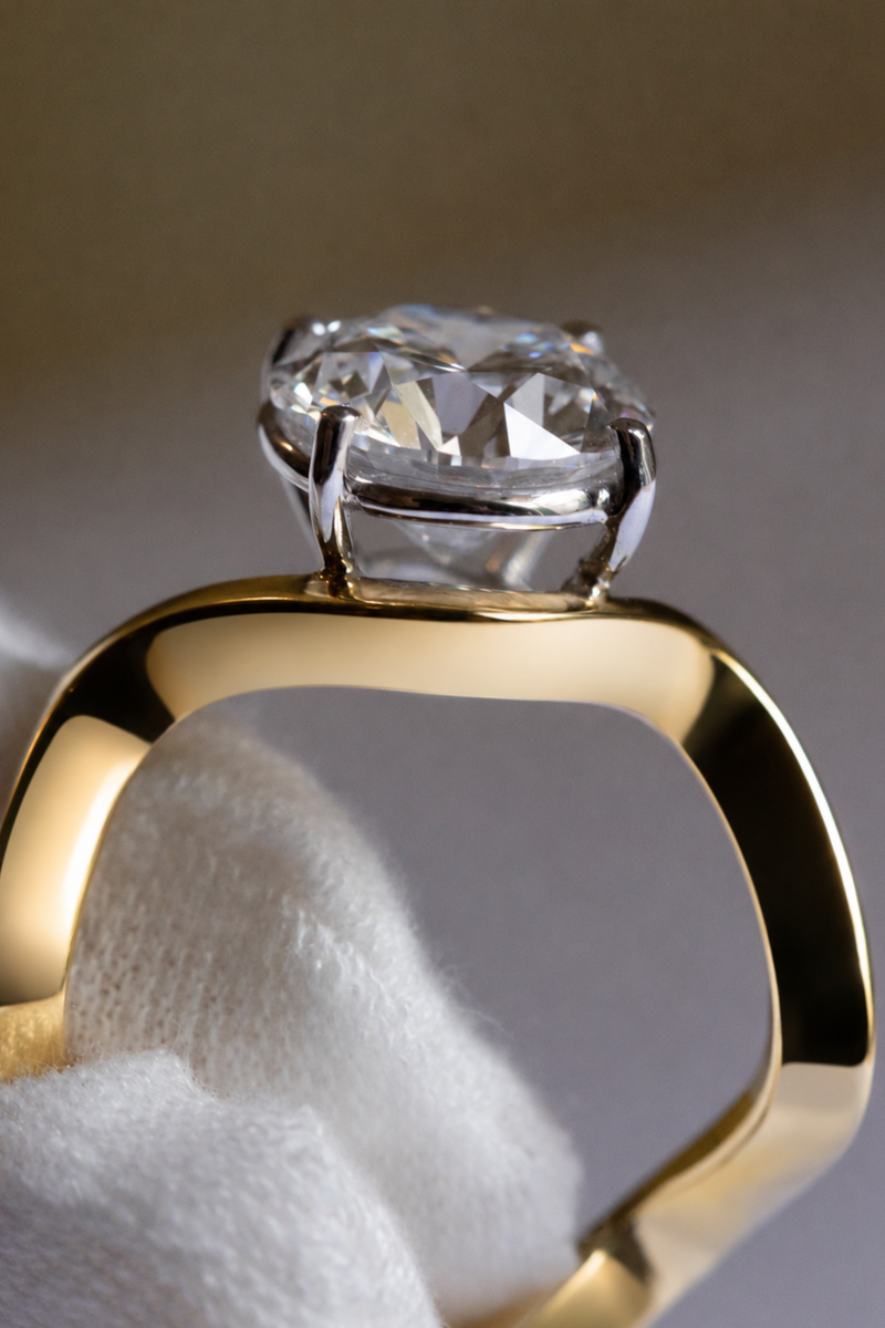 Anello Onda in Oro Giallo con Diamante Solitario
