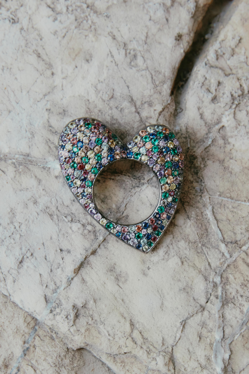 Anello Cuore Sbagliato con pavé di Zaffiri Colorati