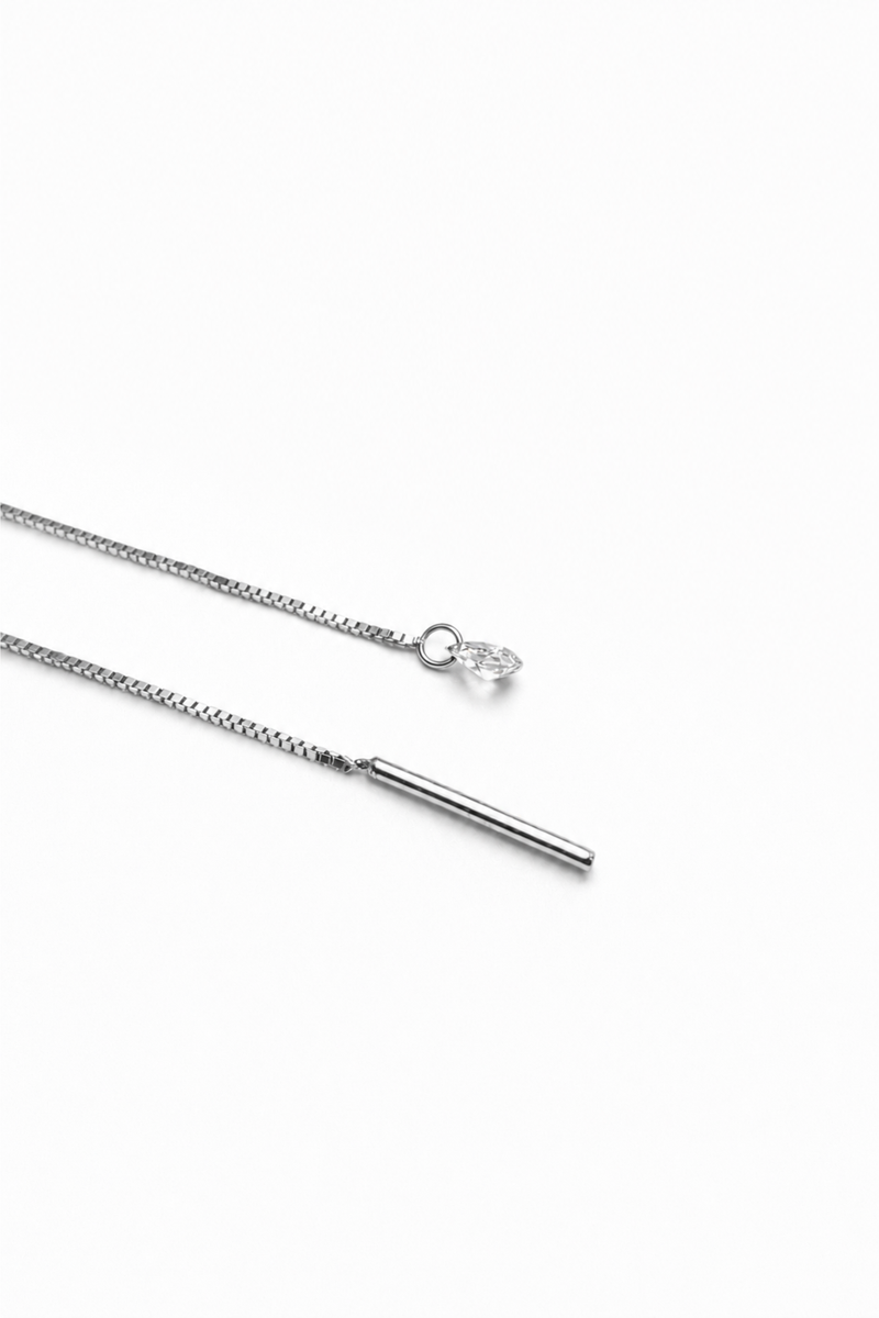 Orecchini Filo in Oro Bianco e Gocce di Diamante