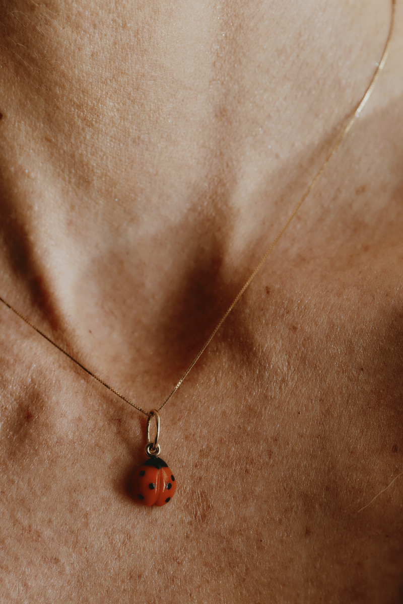 Ciondolo Coccinella di corallo rosso e Oro Giallo