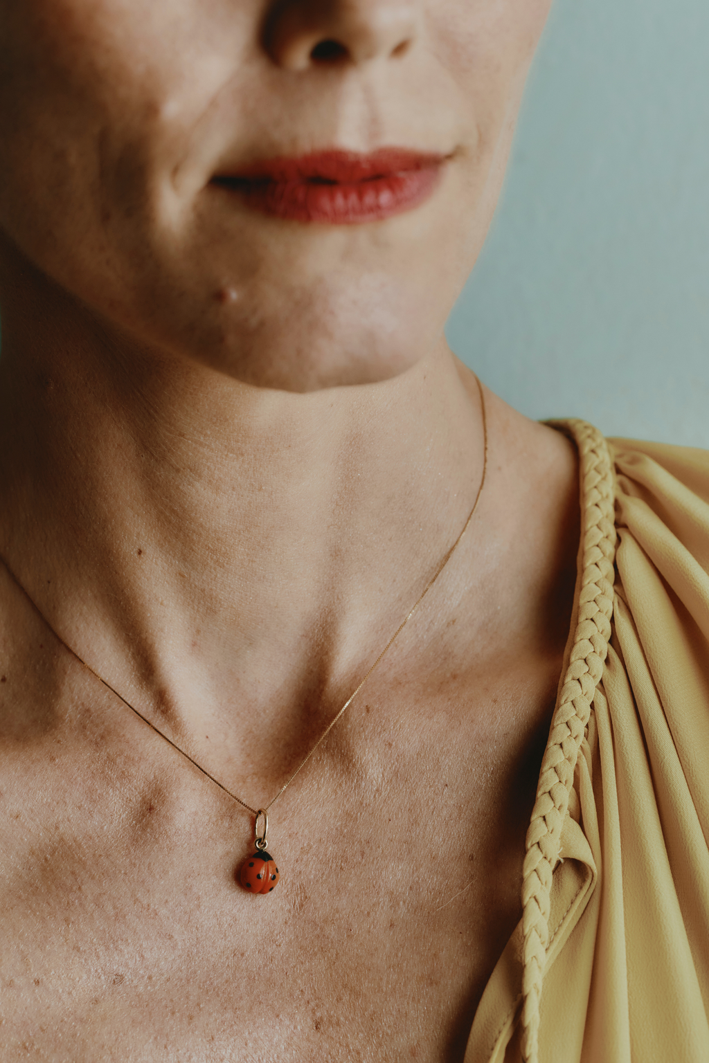 Ciondolo Coccinella di corallo rosso e Oro Giallo