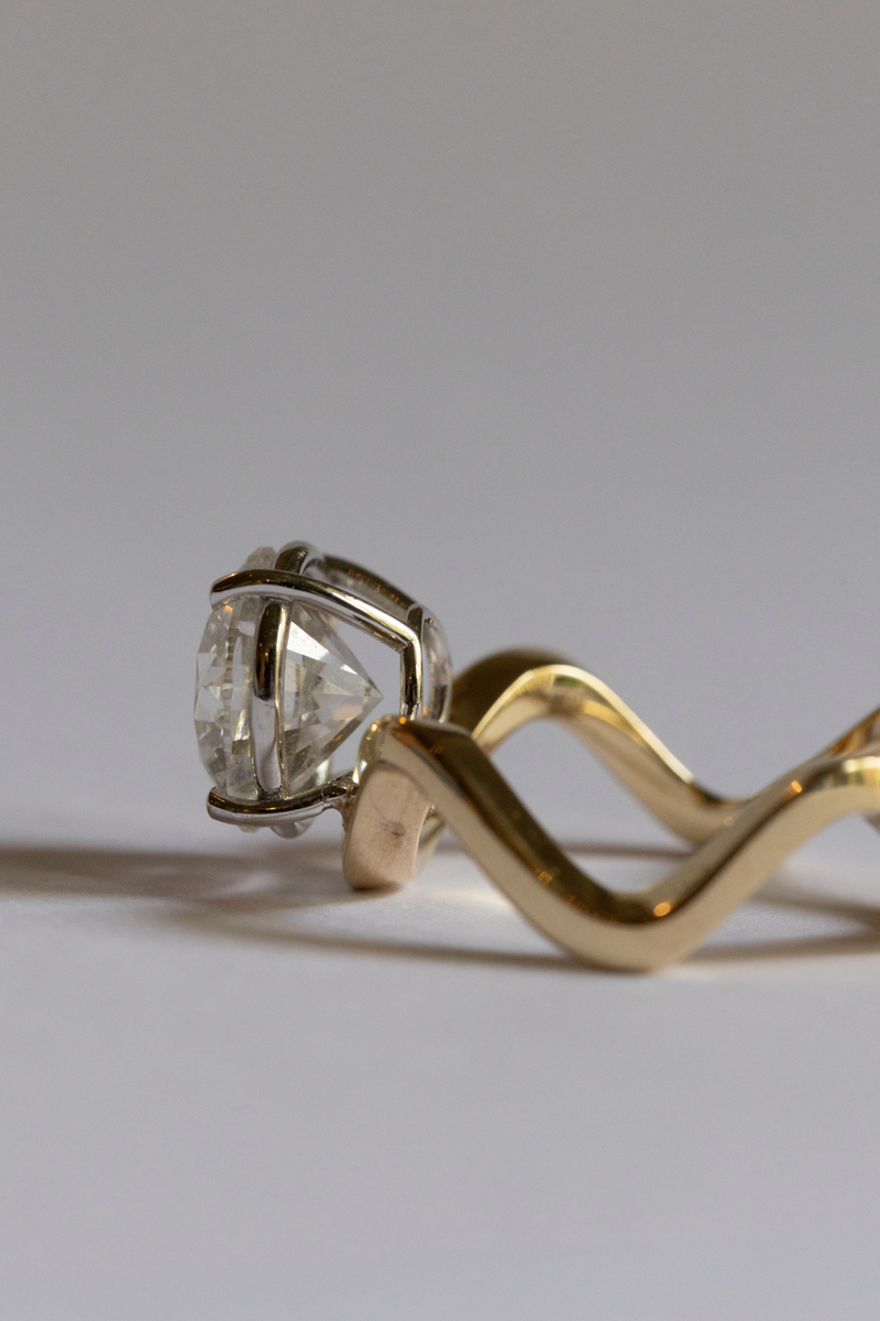 Anello Onda in Oro Giallo con Diamante Solitario