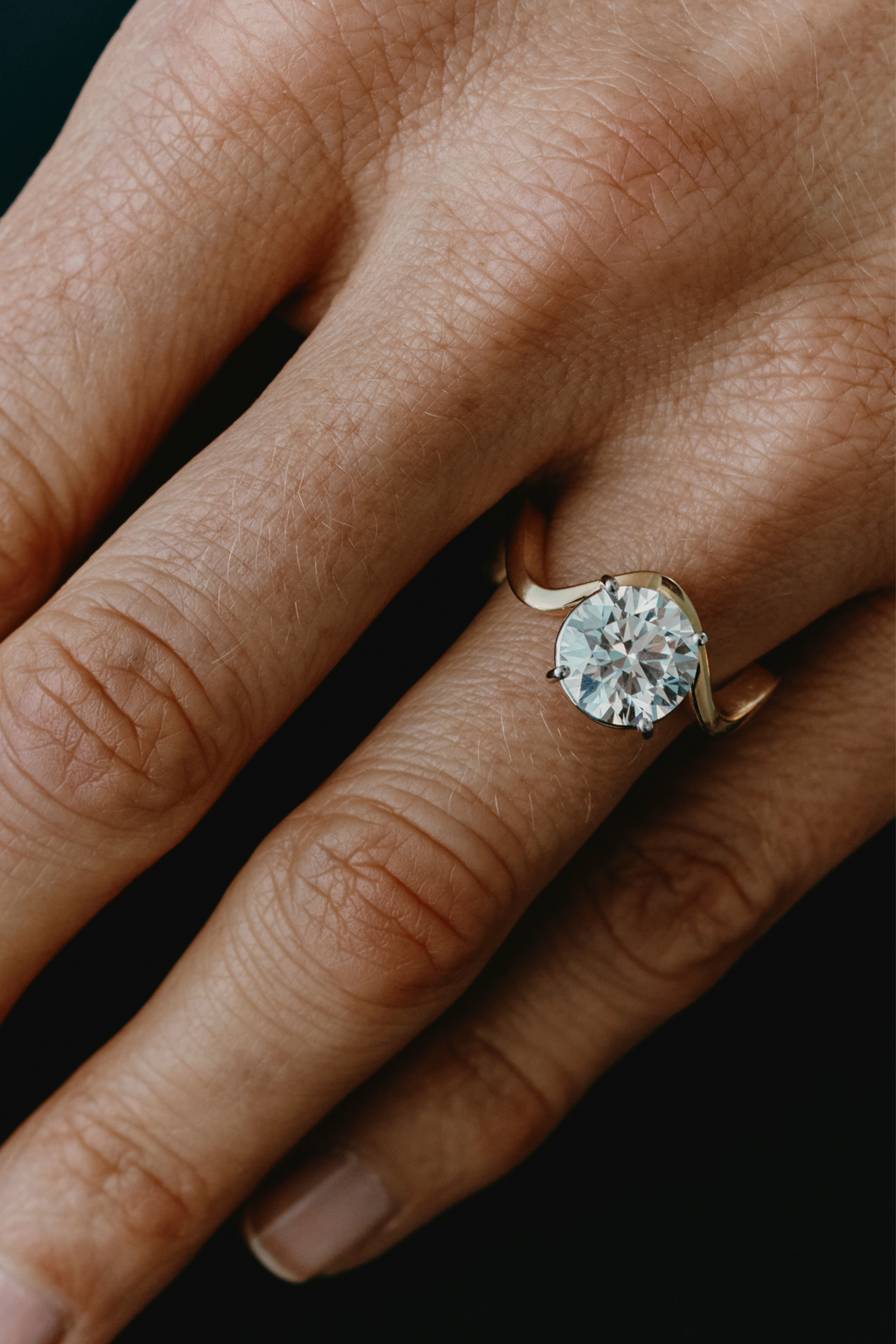 Anello Onda in Oro Giallo con Diamante Solitario